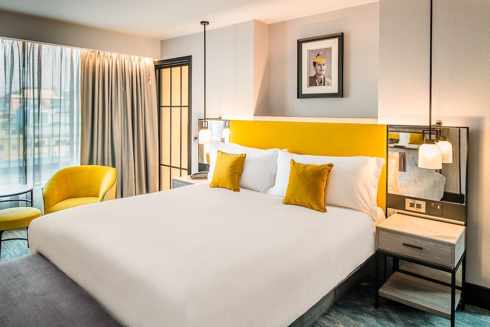EXECUTIVE, KING BED