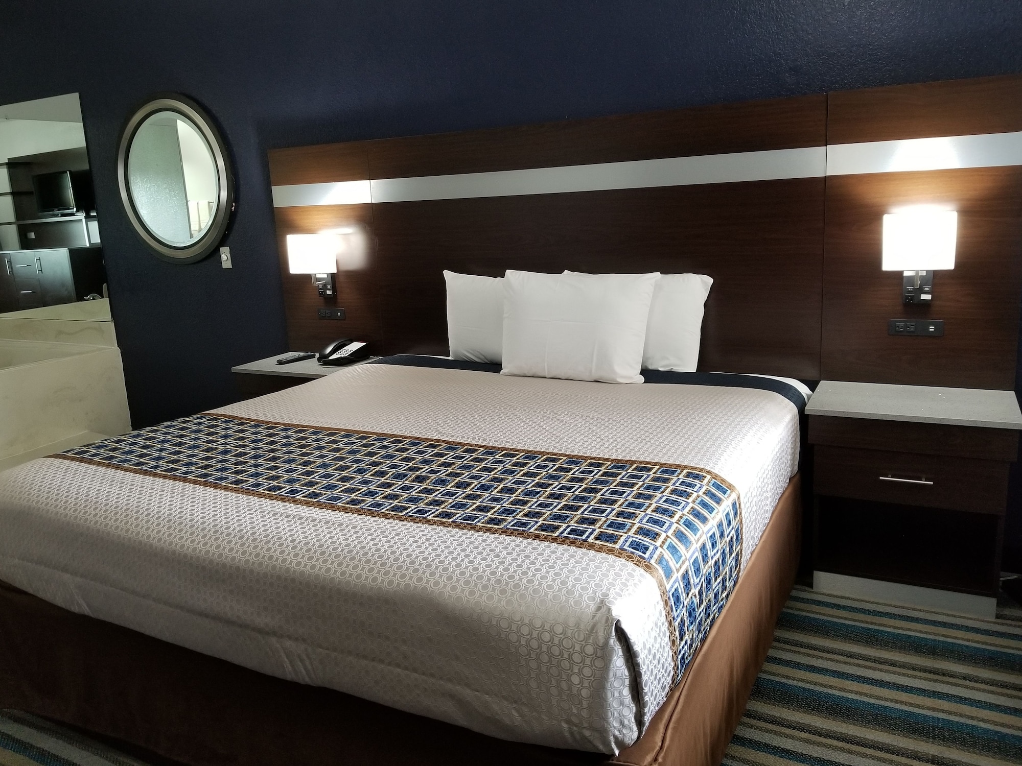 SUITE, KING BED, HOT TUB