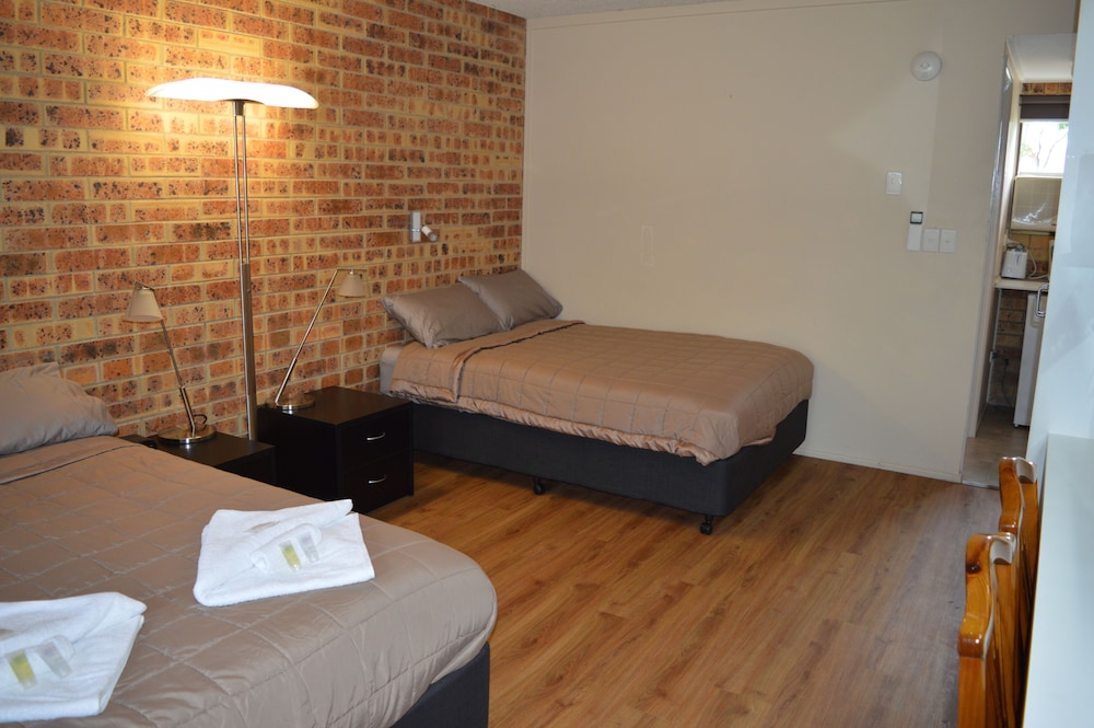 Golden Beach Motor Inn 25/45