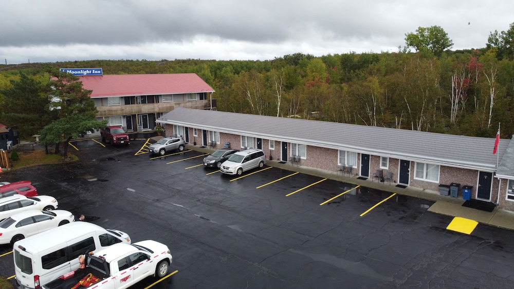 Moonlight Inn and Suites Sudbury 32/50