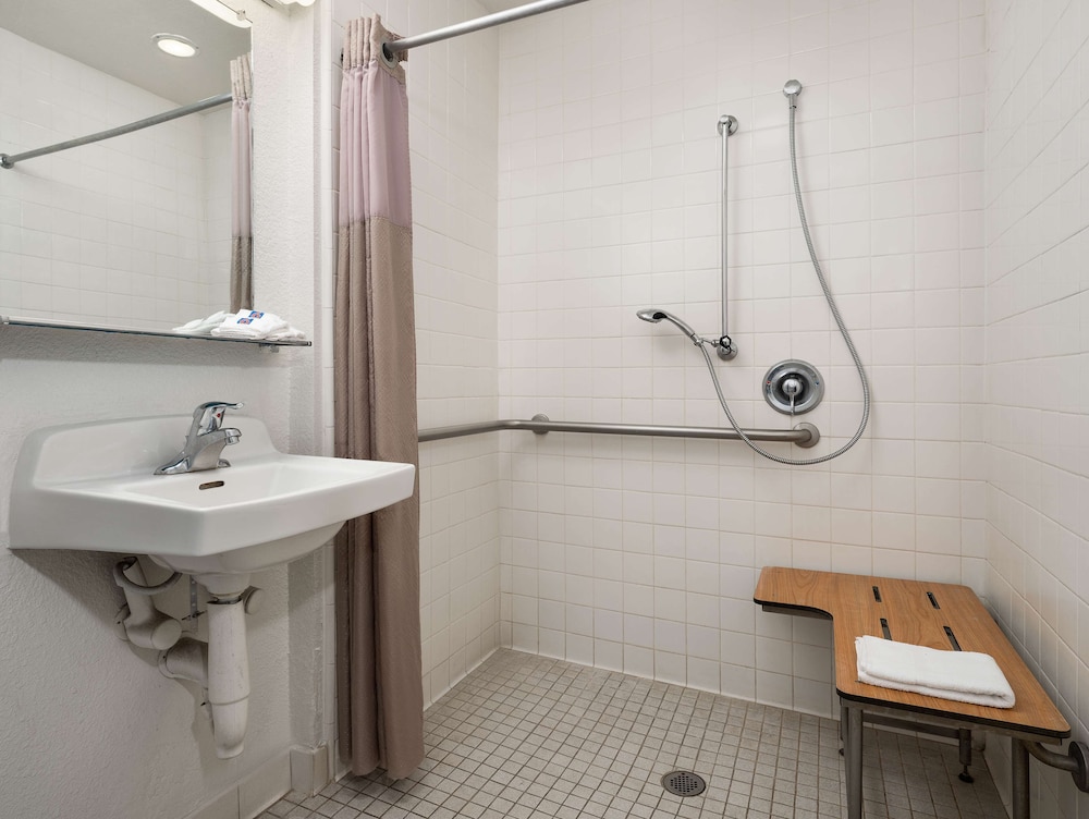 غرفة قياسية بسرير كوين لذوي الإعاقة، Motel6 Buena Park, CA - Knotts Berry Farm - Disneyland 4/5