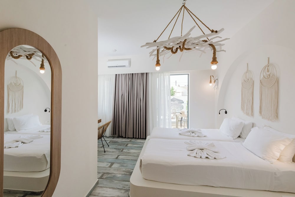 Harmony, Queen Bed, Pool View، Evexia Boutique Hotel & Spa - Adults Only 6/10