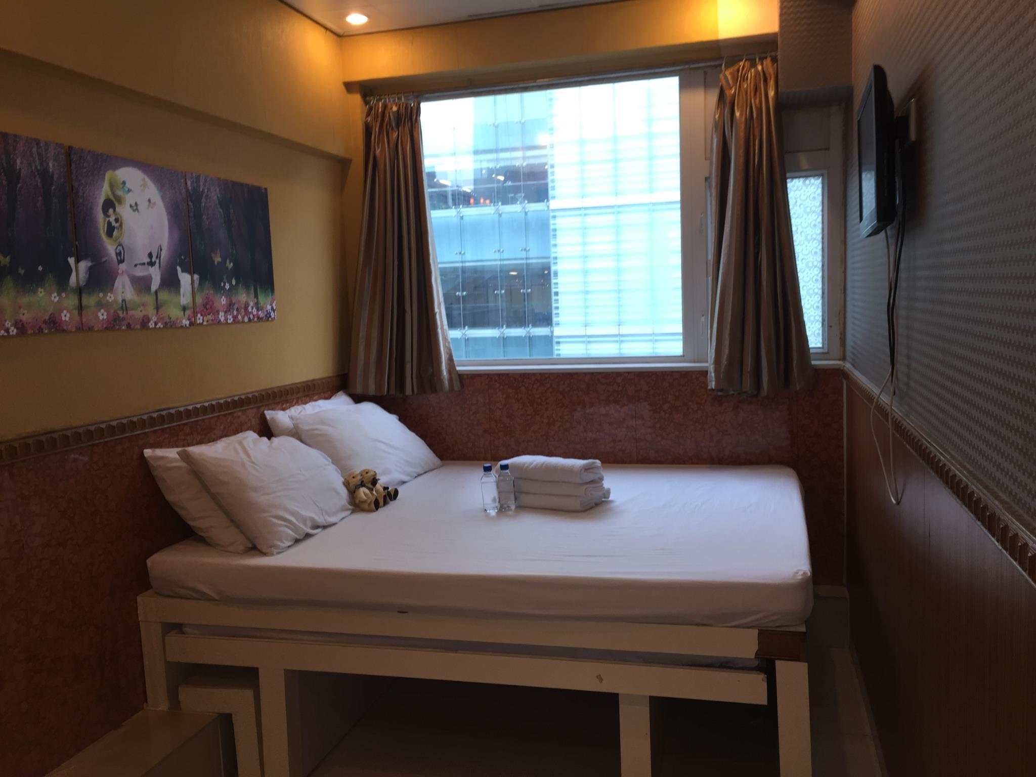 Room, Twin Beds, No Window
