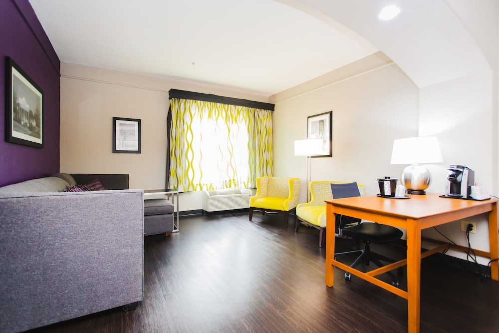 Palacio Royale Inn Signature 6/45