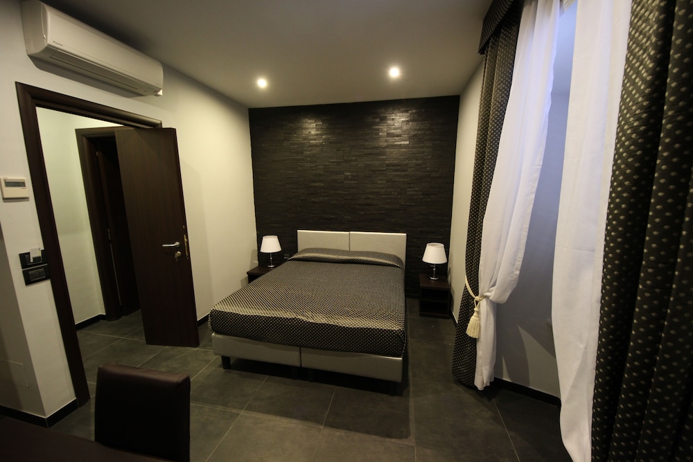 ROOM, DOUBLE BED