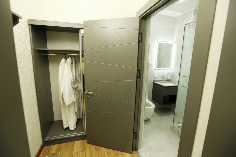 Parklane Hotel 43/44
