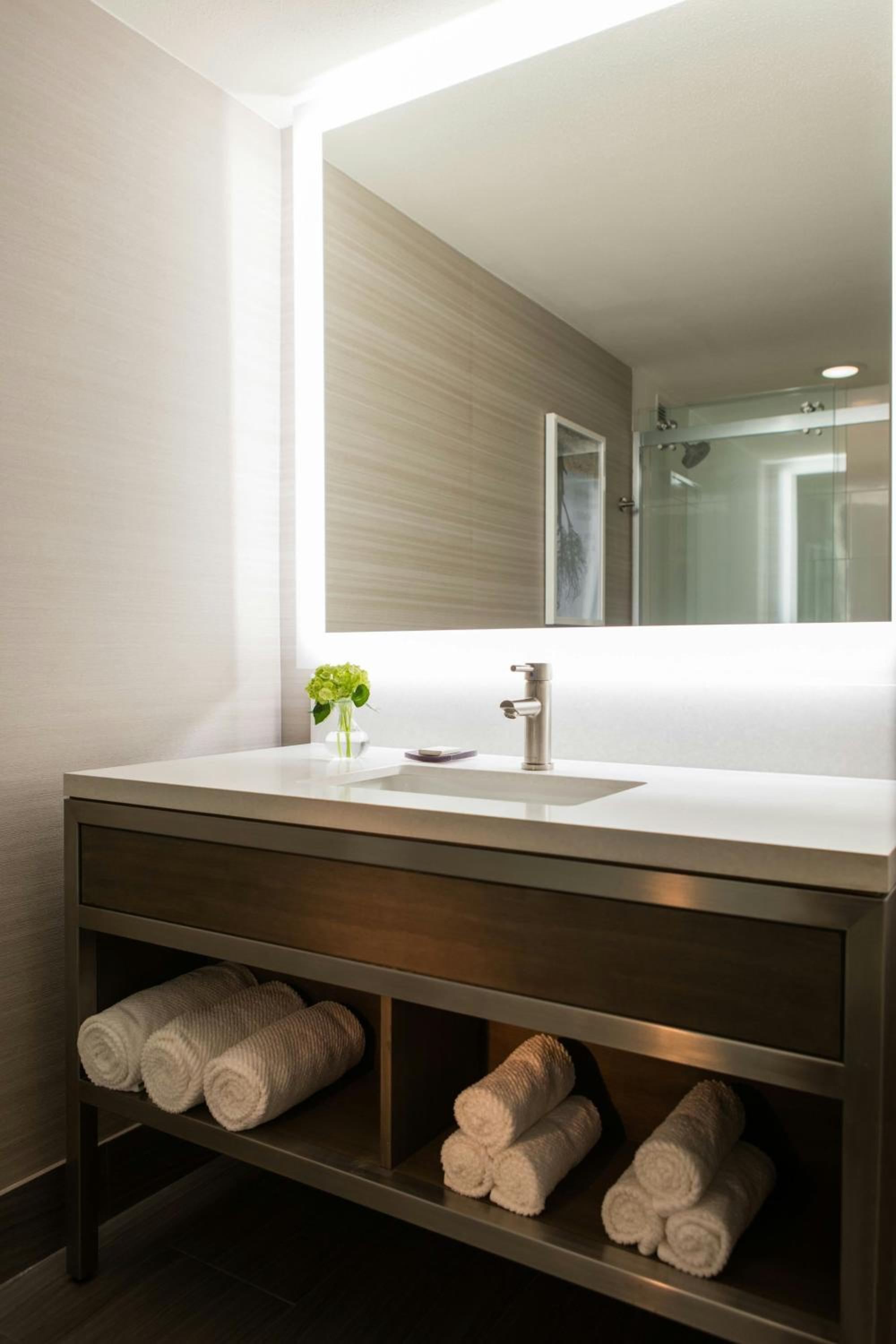غرفة تنفيذية ركنية بسرير كينج مع أريكة في طابق مرتفع، Renaissance Waterford Oklahoma City Hotel 2/3
