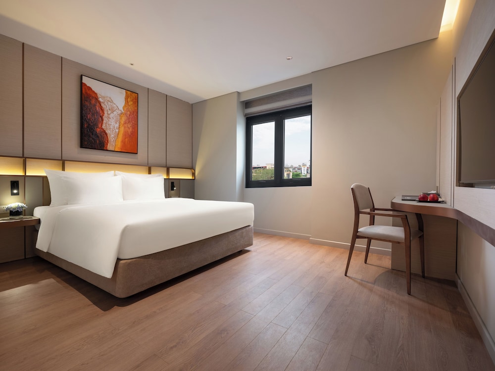 Executive, Queen Bed, Old Quadruple View
