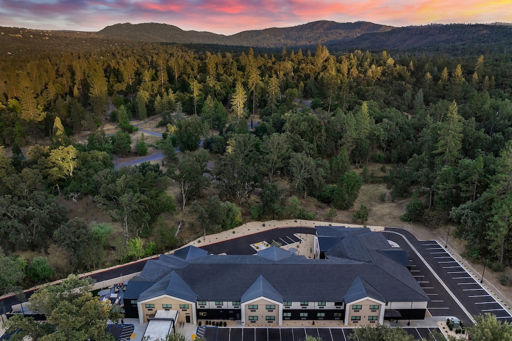 The Inelle, Oakhurst Yosemite, a Tribute Portfolio Hotel 42/46