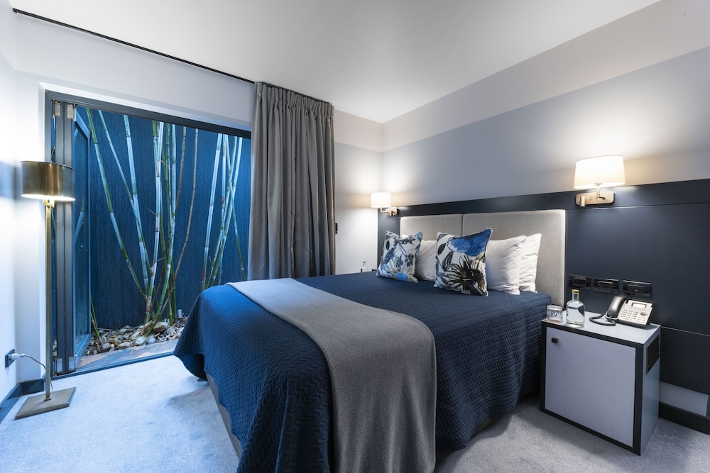 ROOM, QUEEN BED, ACCESSIBLE