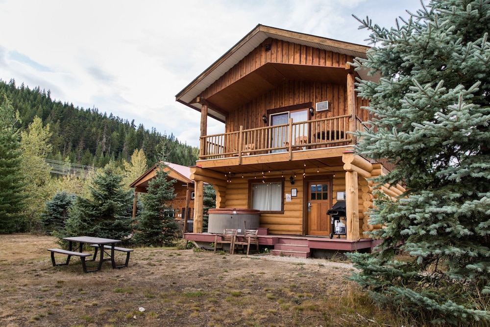 Glacier House Resort 1/36