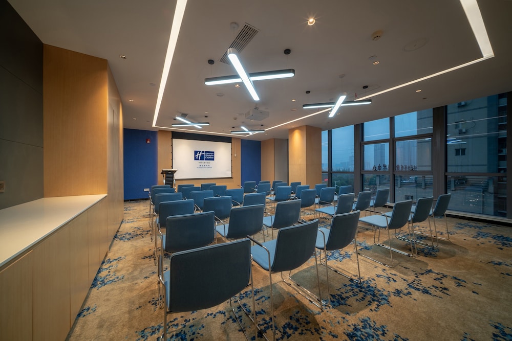 Holiday Inn Express Huaibei City Center 53/58