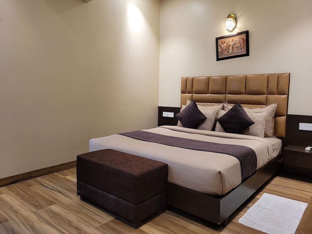 PRESIDENTIAL, MULTIPLE BEDROOMS, SUITE, CITY VIEW, SMOKING