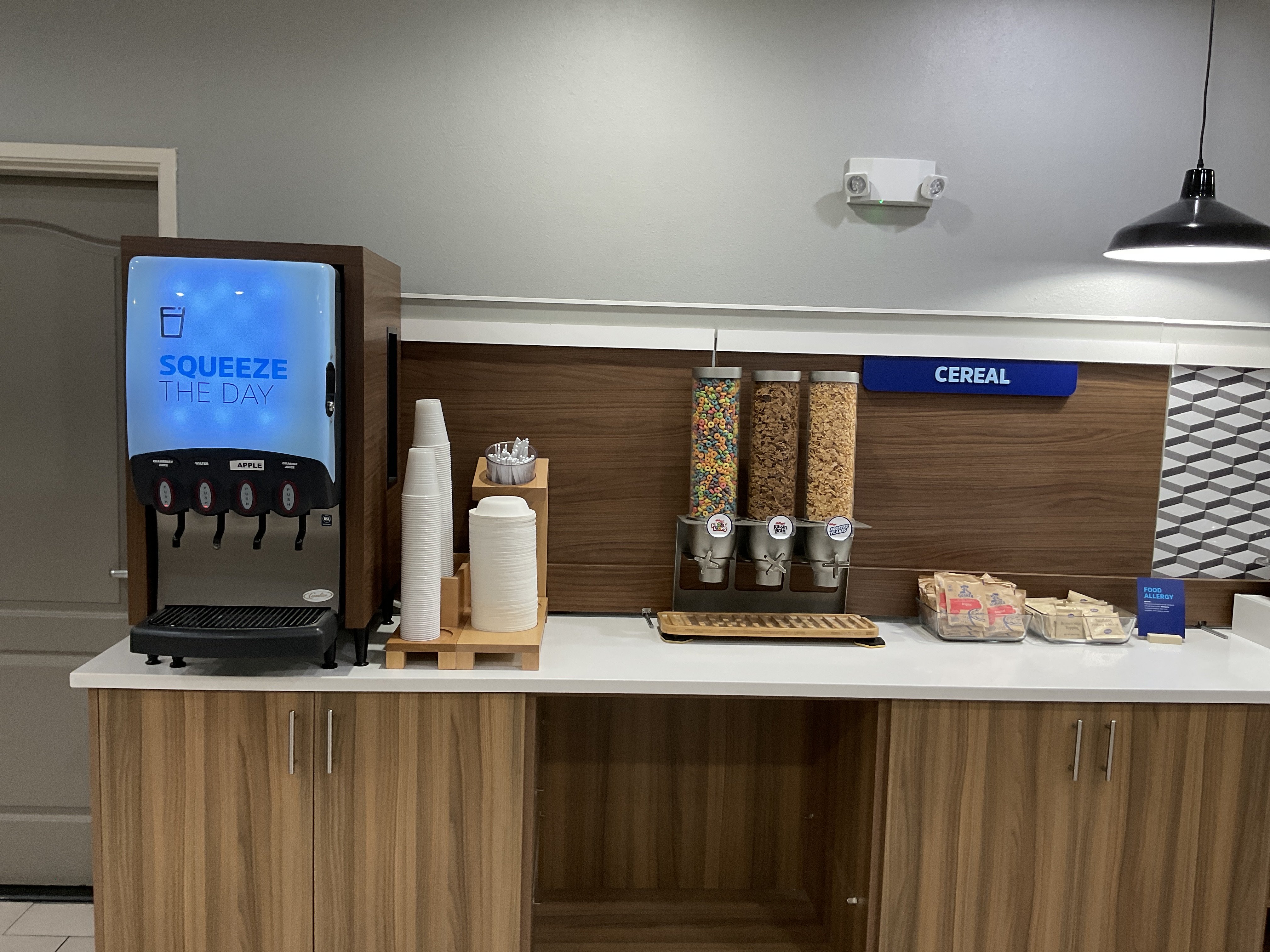 Holiday Inn Express Hotel Suites Grants Milan 32/33