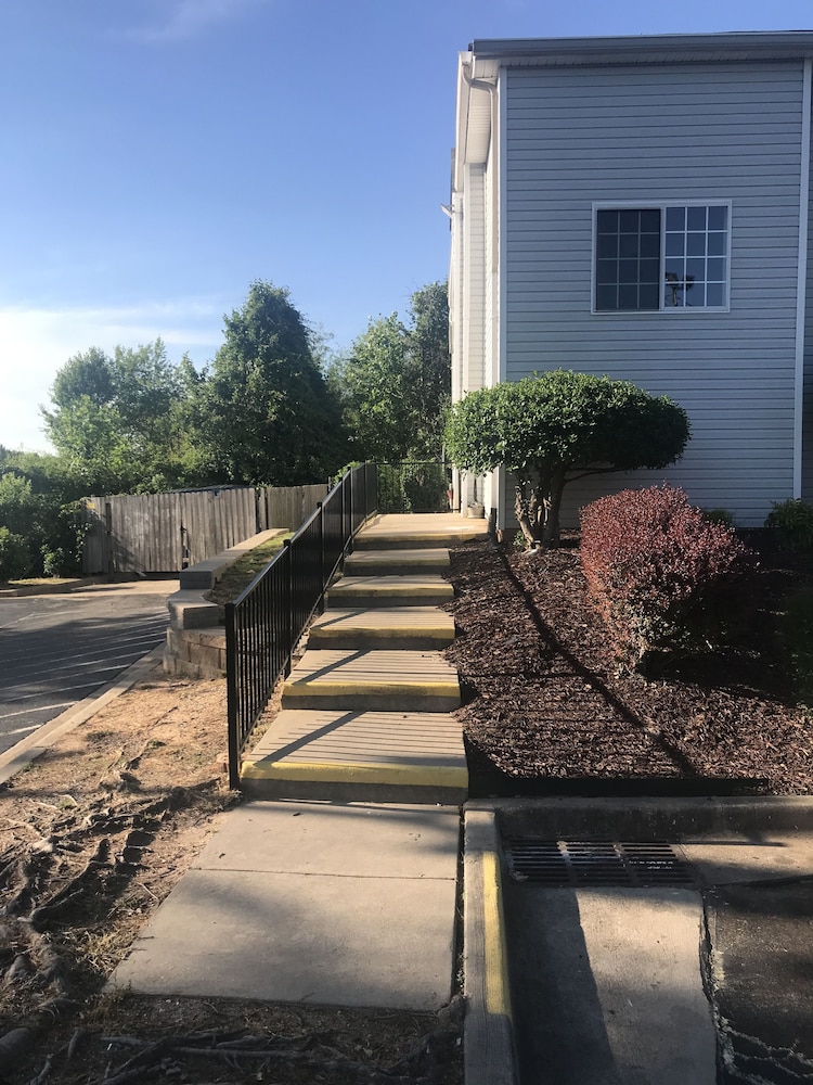 Motel6 Gastonia, NC 54/61