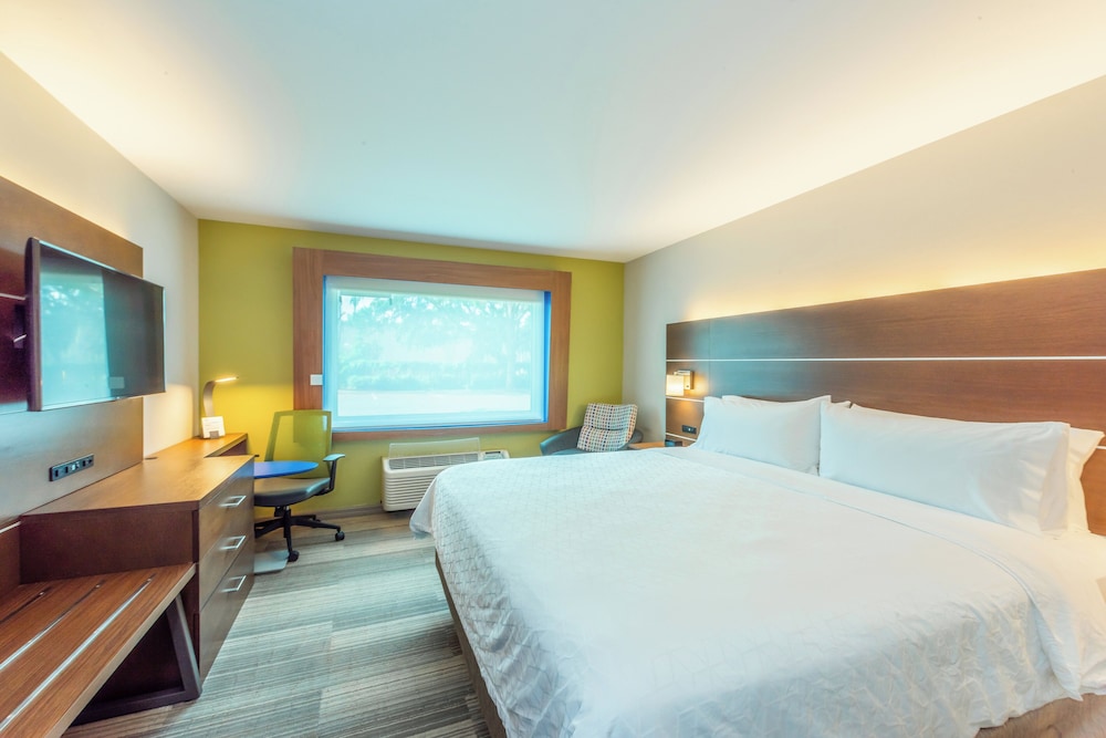 غرفة قياسية بسرير كينج لذوي الإعاقة، Holiday Inn Express & Suites Bradenton West, an IHG Hotel 2/5