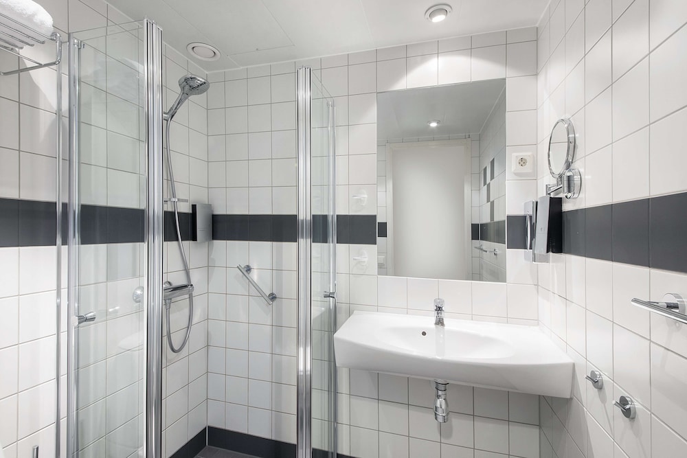 Park Inn By Radisson Oslo Airport Hotel West 74/75