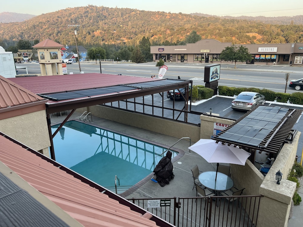 Yosemite Sierra Inn 4/52
