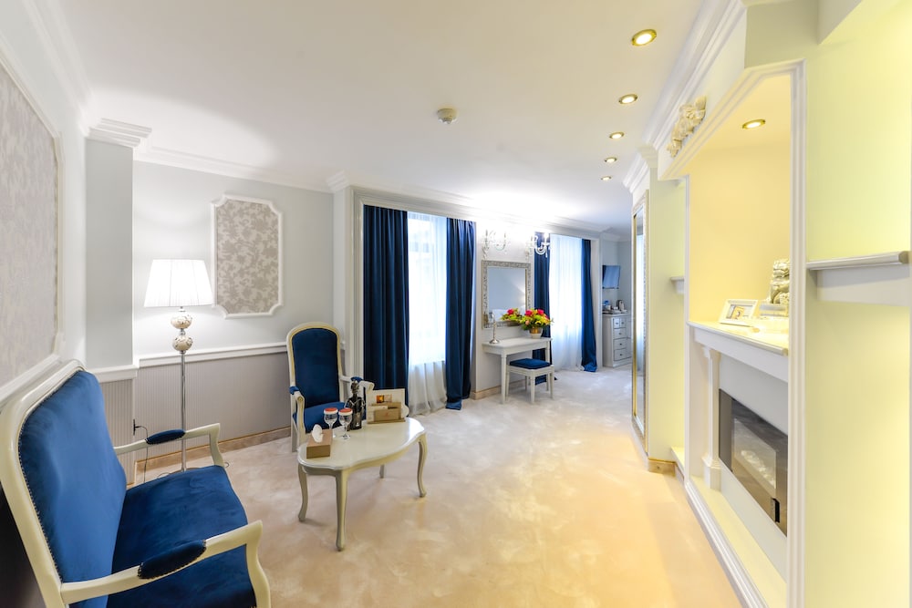 Phoenicia Grand Hotel 54/74