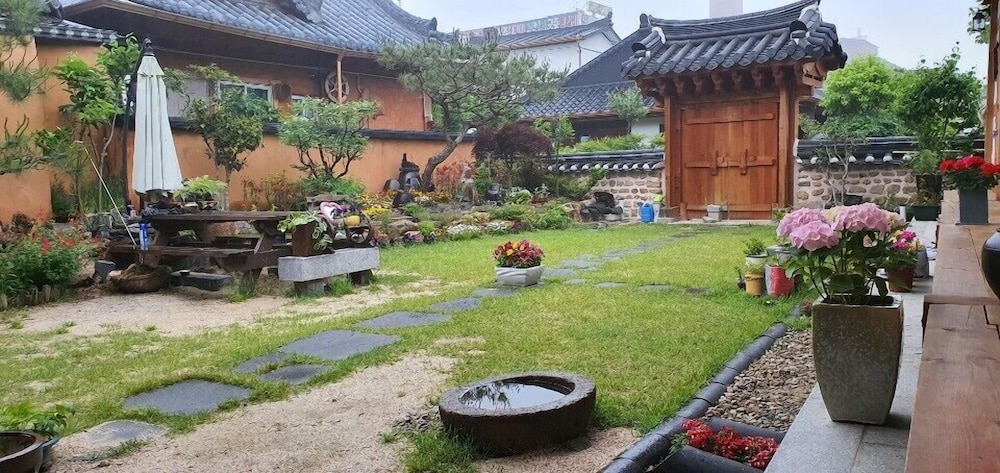 Hanok Hyeyum 32/50