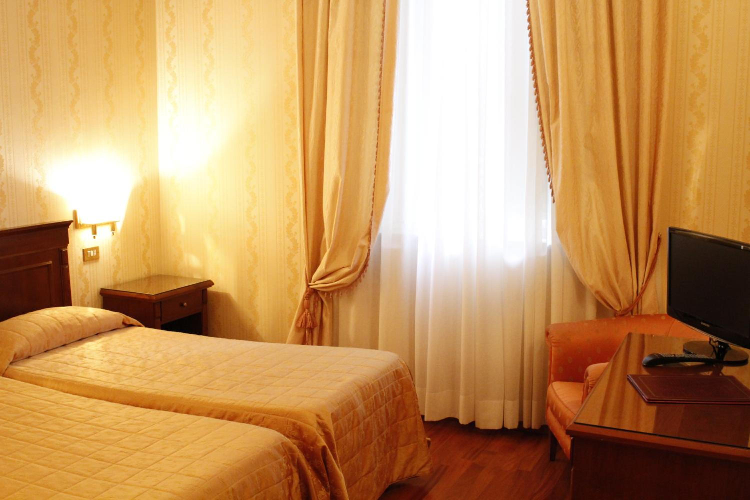 Room, Triple, 1 Queen and 1 Single Bed