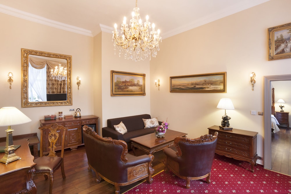 Iron Gate Hotel And Suites 35/71