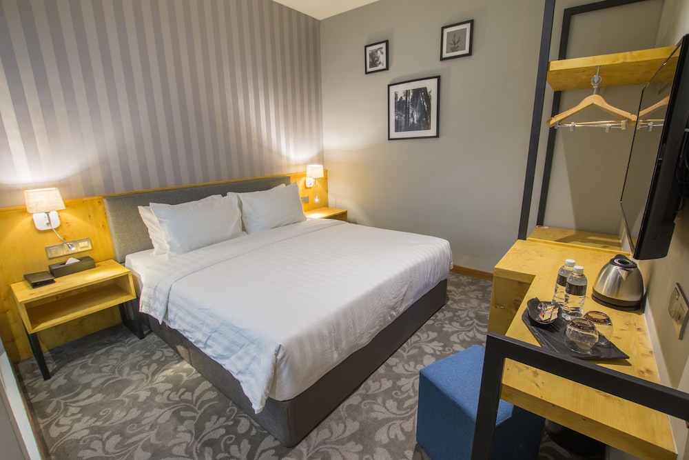 Redpine Boutique Hotel 30/38