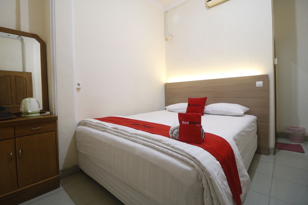 RedDoorz Plus near WTC Batanghari Mall 12/27