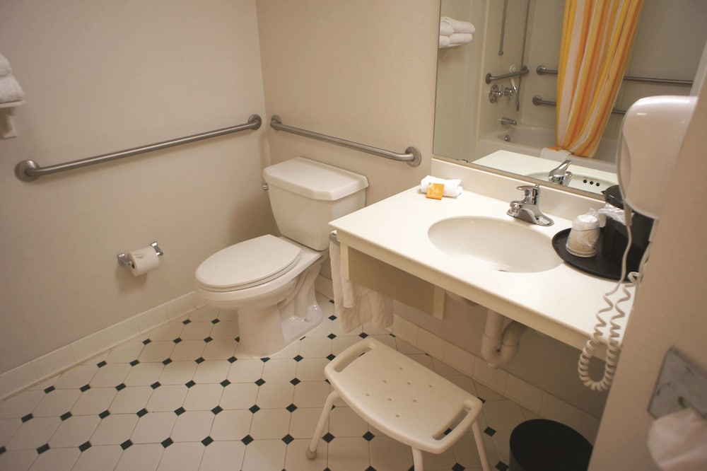La Quinta Inn Suites Winston Salem 24/64