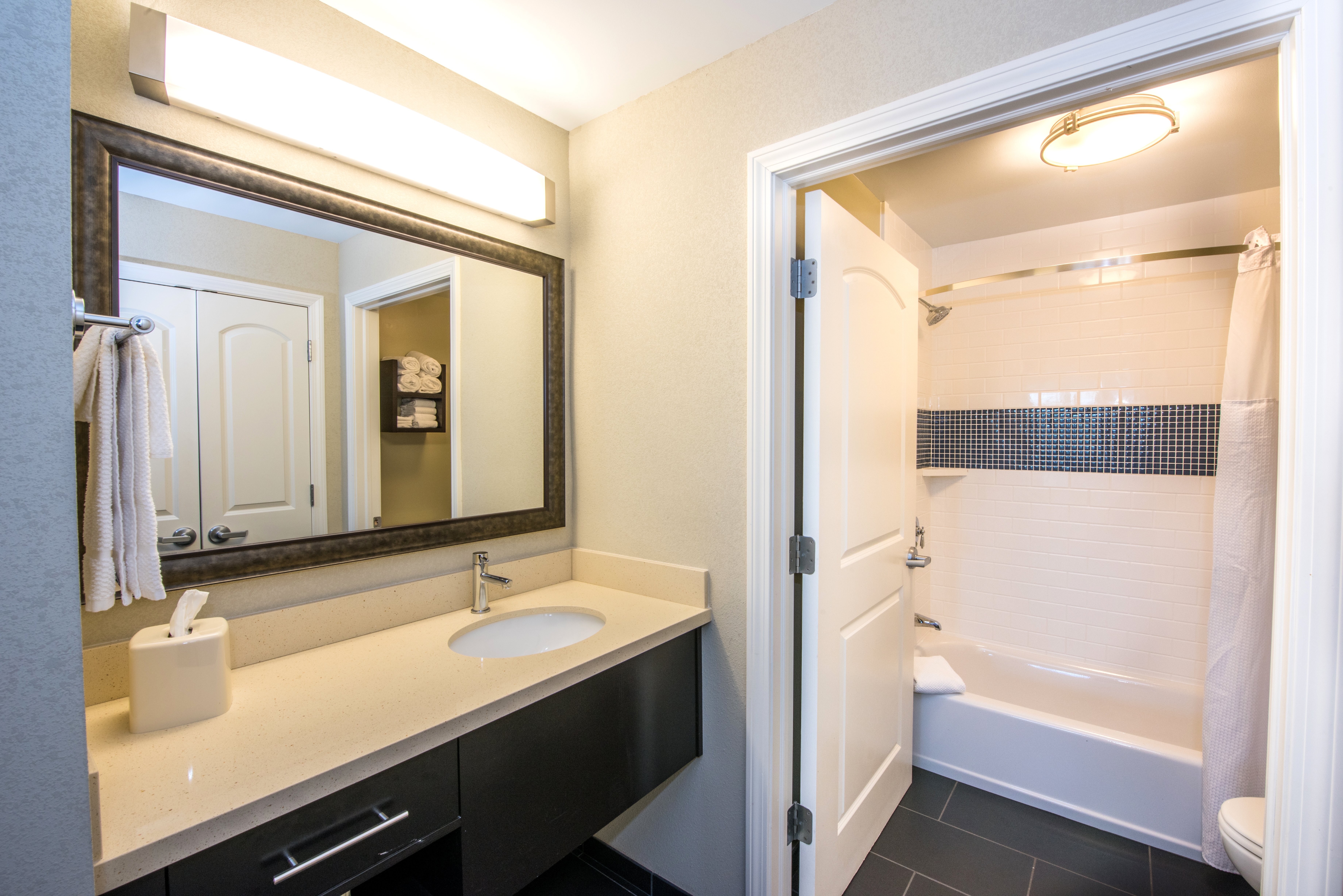 Staybridge Suites Albany Wolf Rd Colonie Center 48/50