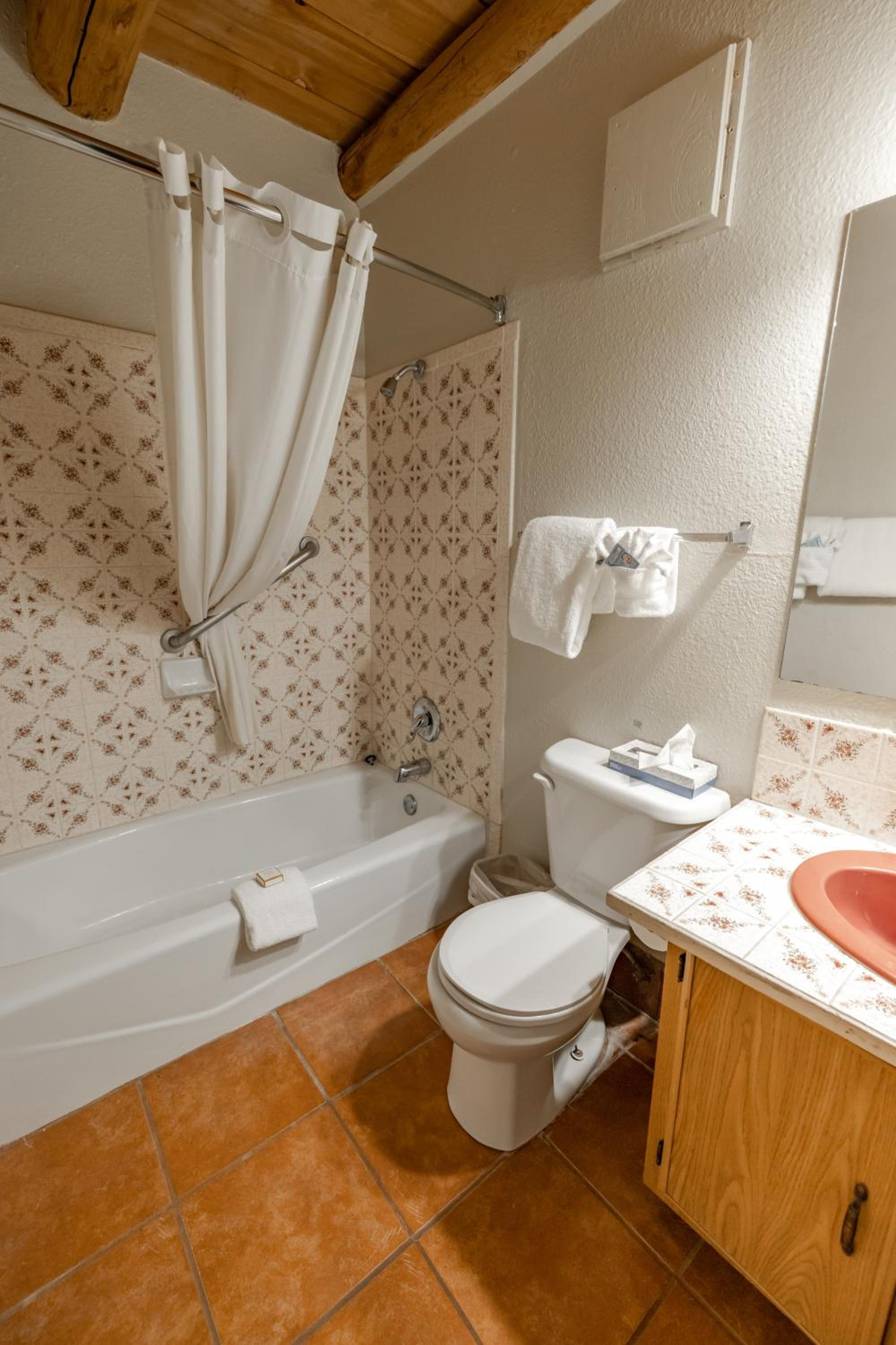 غرفة بسرير كوين بإطلالة على الحديقة، Sagebrush Inn Suites 9/10