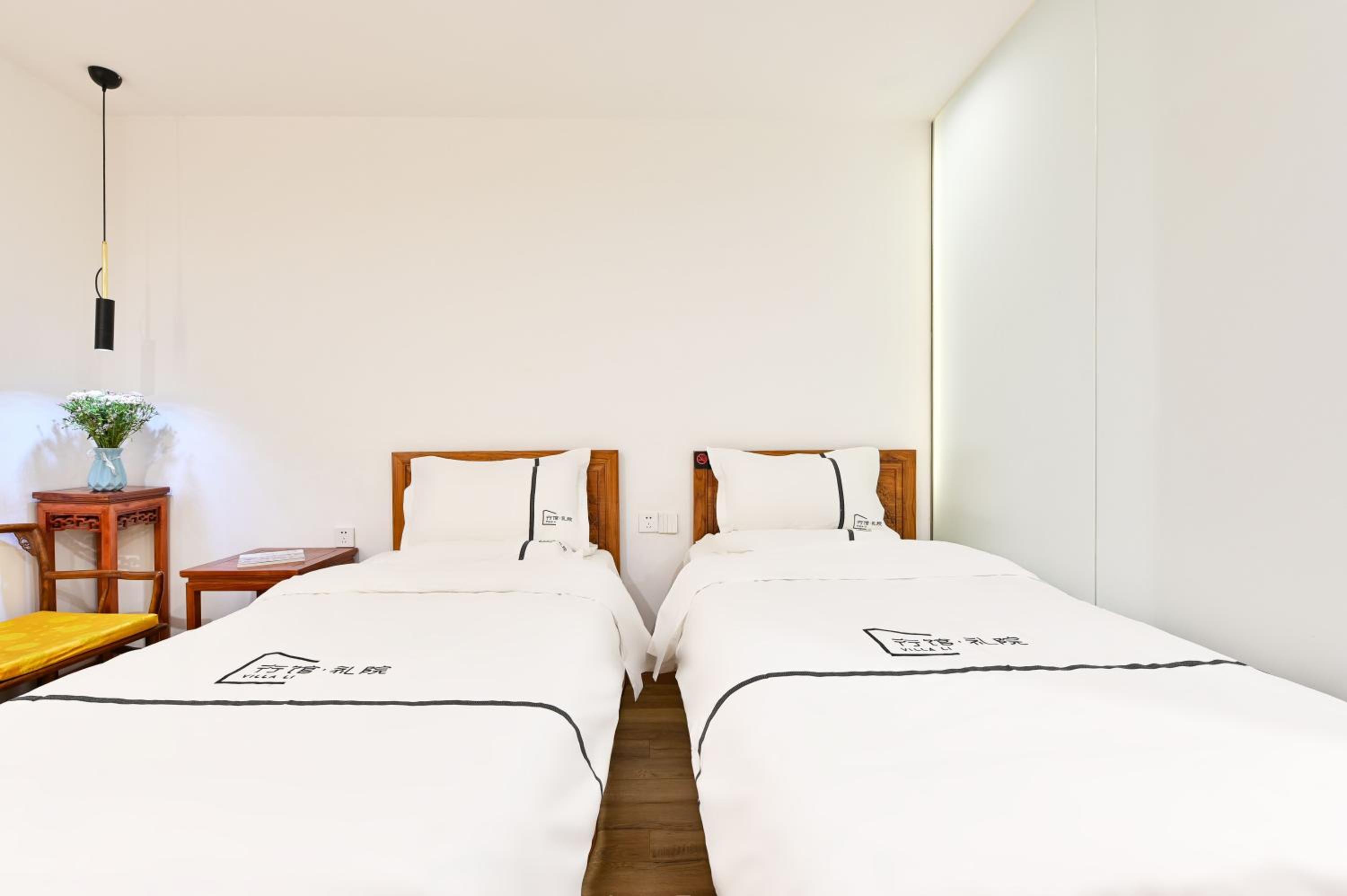 Room, Triple, No Window