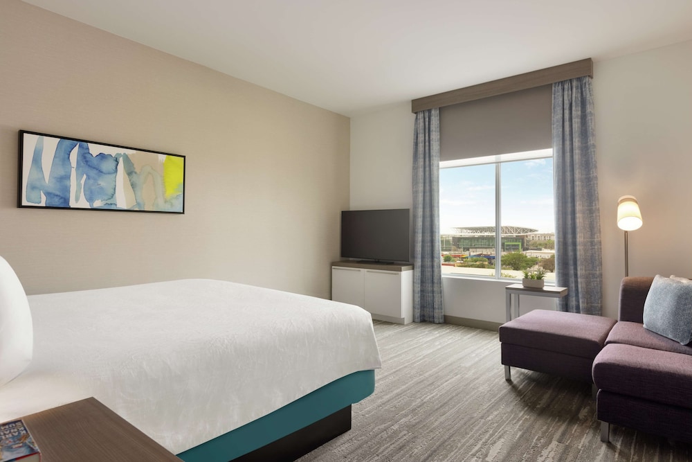 DELUXE, KING BED, ACCESSIBLE