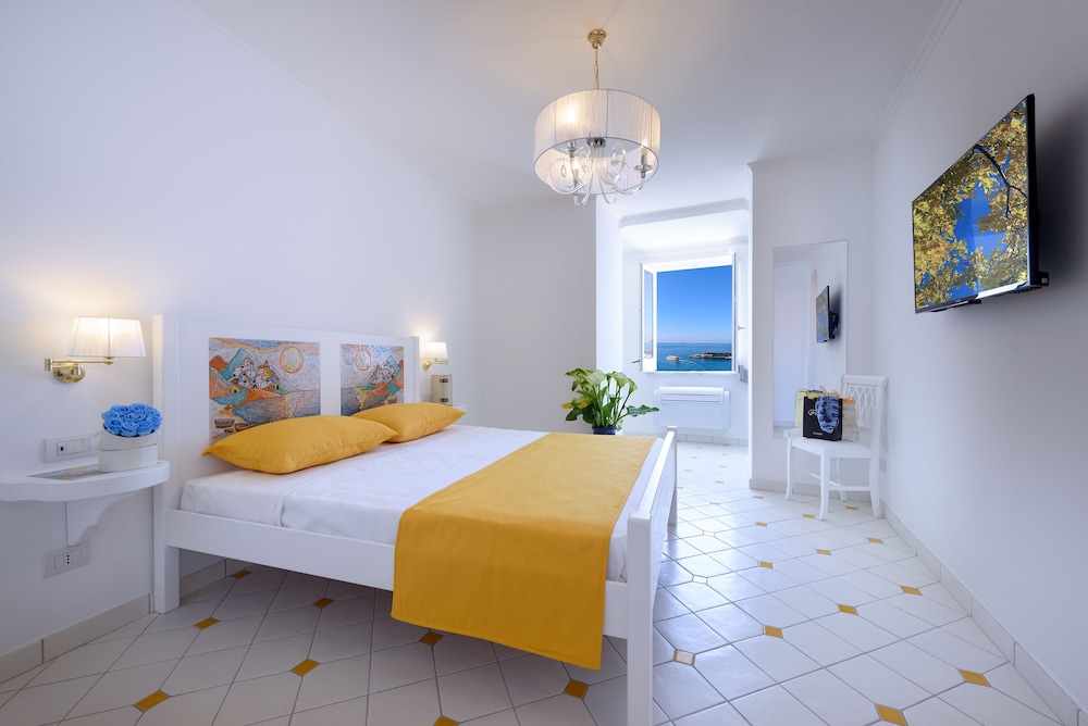 DELUXE, DOUBLE BED, SEA VIEW