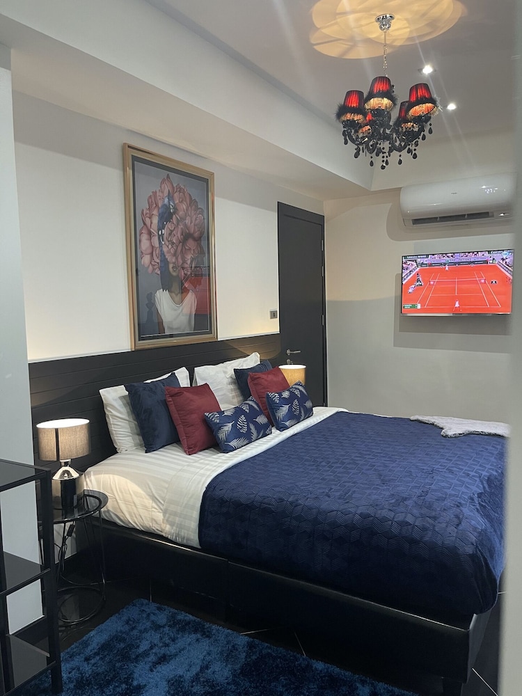 GRAND, MULTIPLE BEDROOMS, VILLA, POOL VIEW, SAUNA