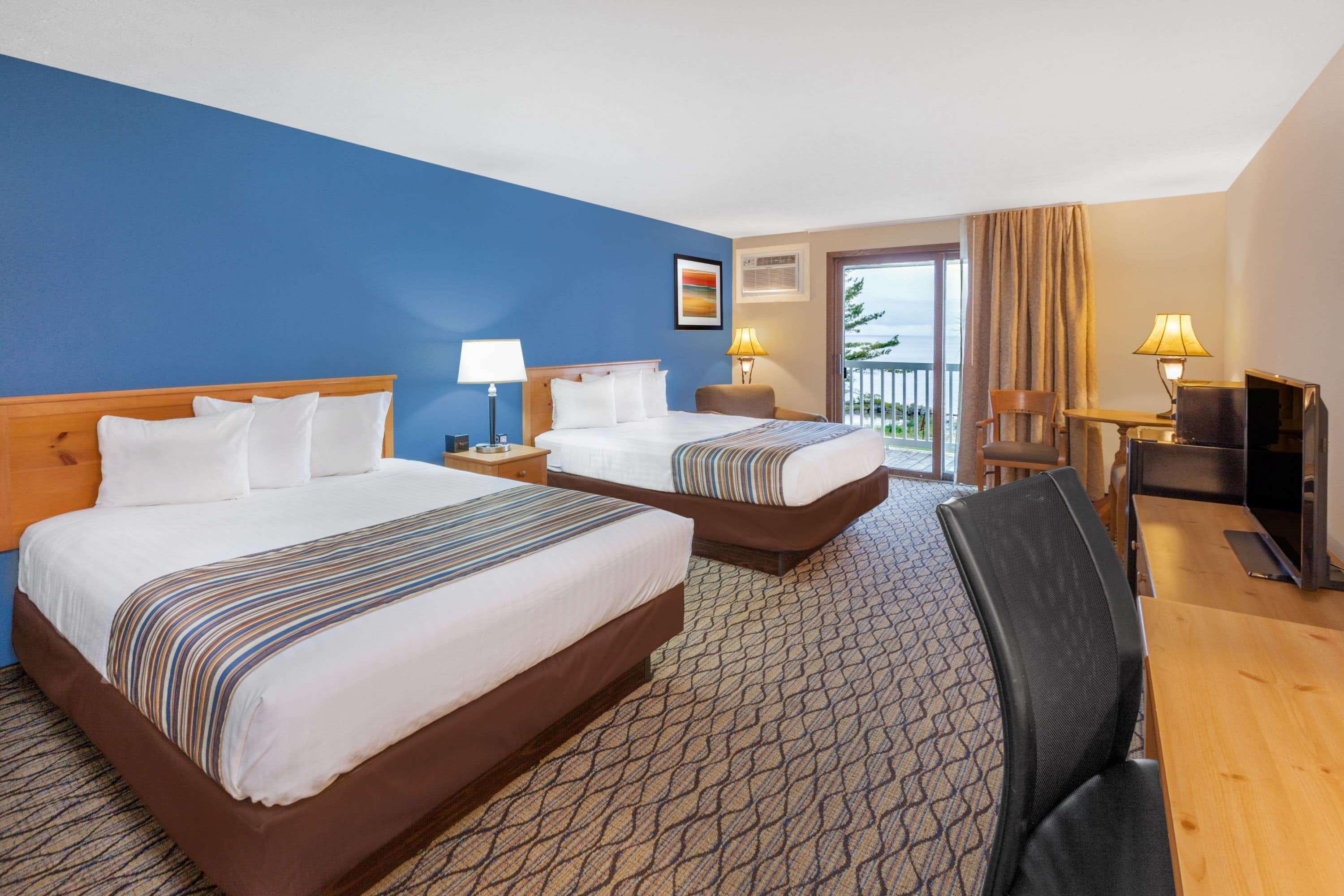 Room, 2 Queen Beds, Lake Front, Pool Building