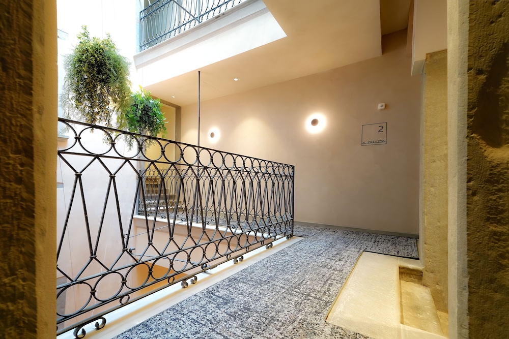 Bergamo Inn 21 23/29