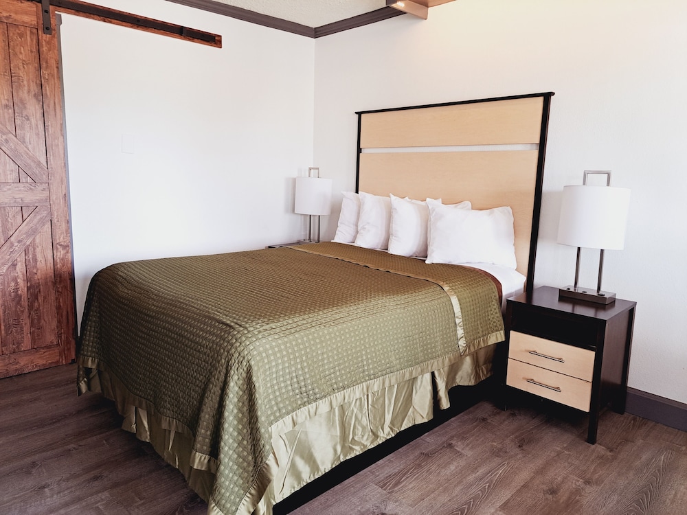 STANDARD, QUEEN BED