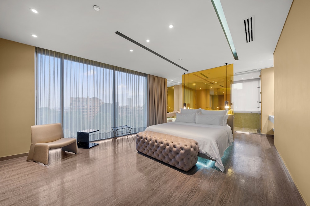 LUXURY, SUITE