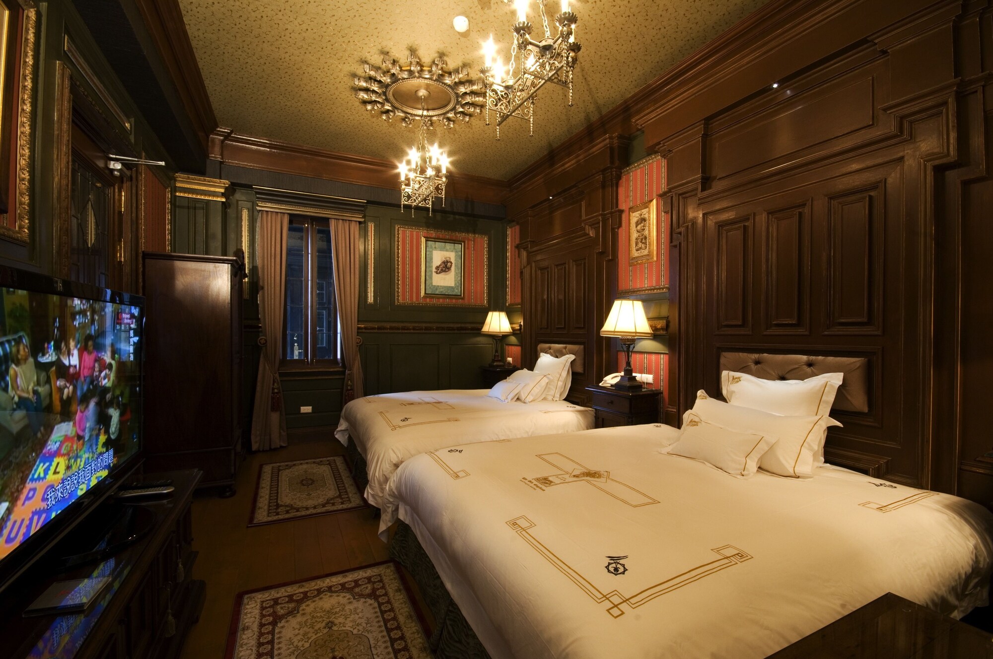 DELUXE, QUADRUPLE, 2 DOUBLE BEDS