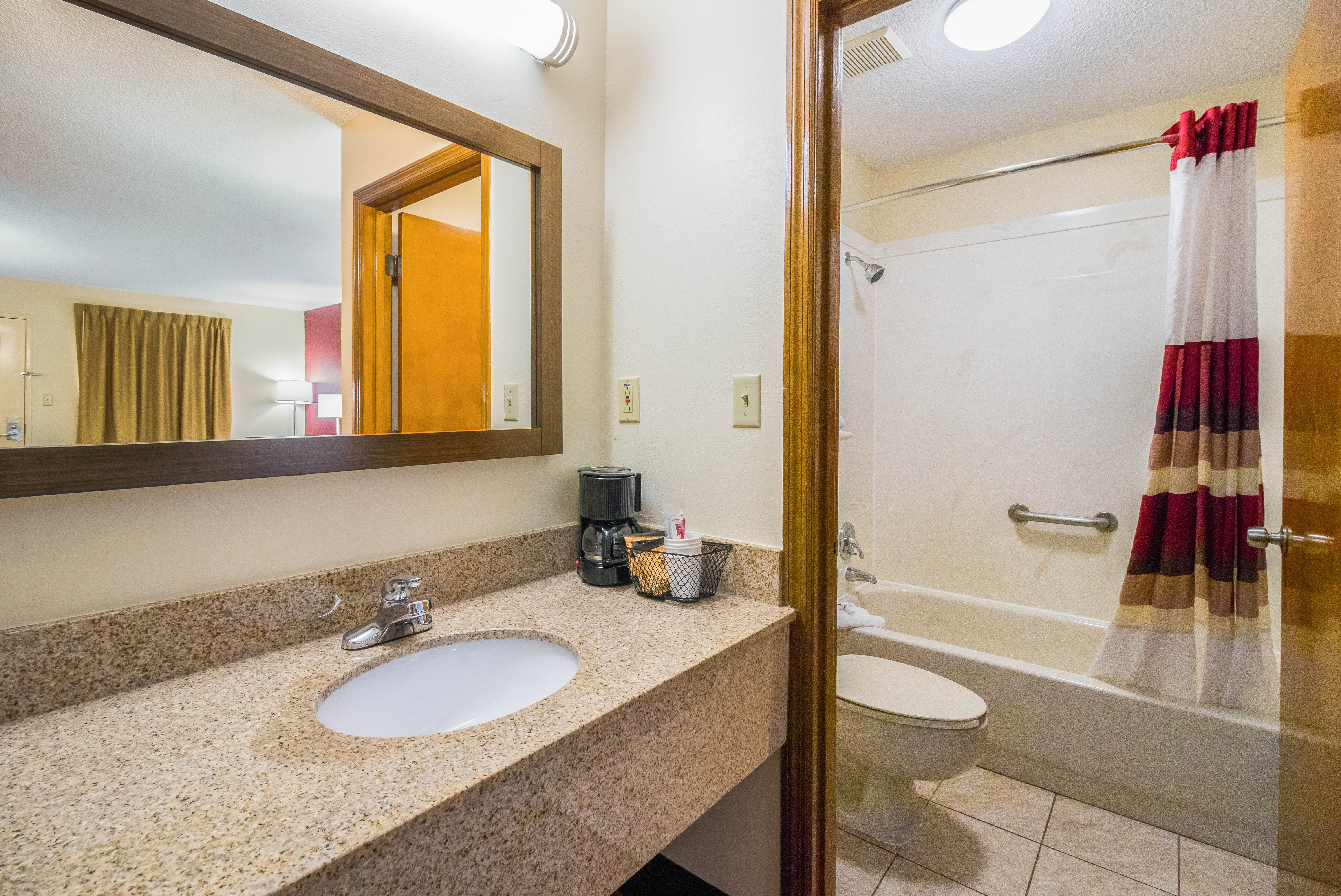 غرفة سوبيريور بسرير كينج، Red Roof Inn Clarksville 4/5