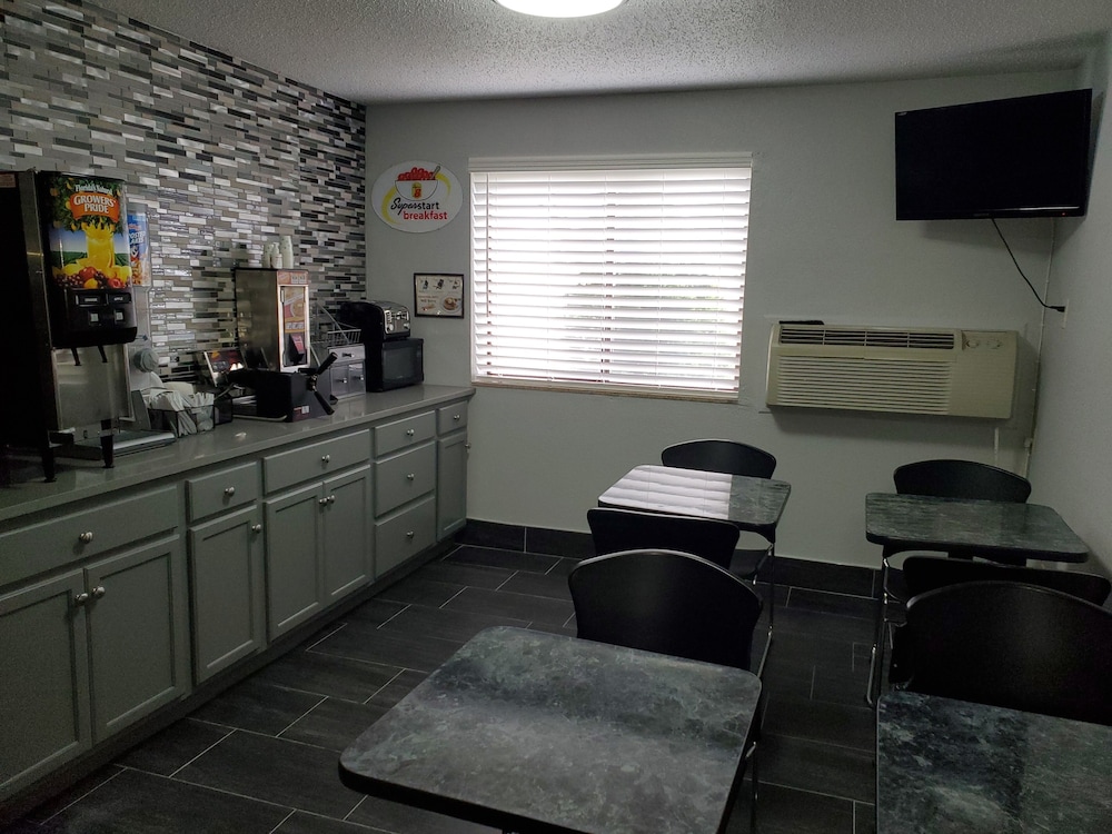 Super 8 By Wyndham Kansas City At Barry Road/Airport 25/37