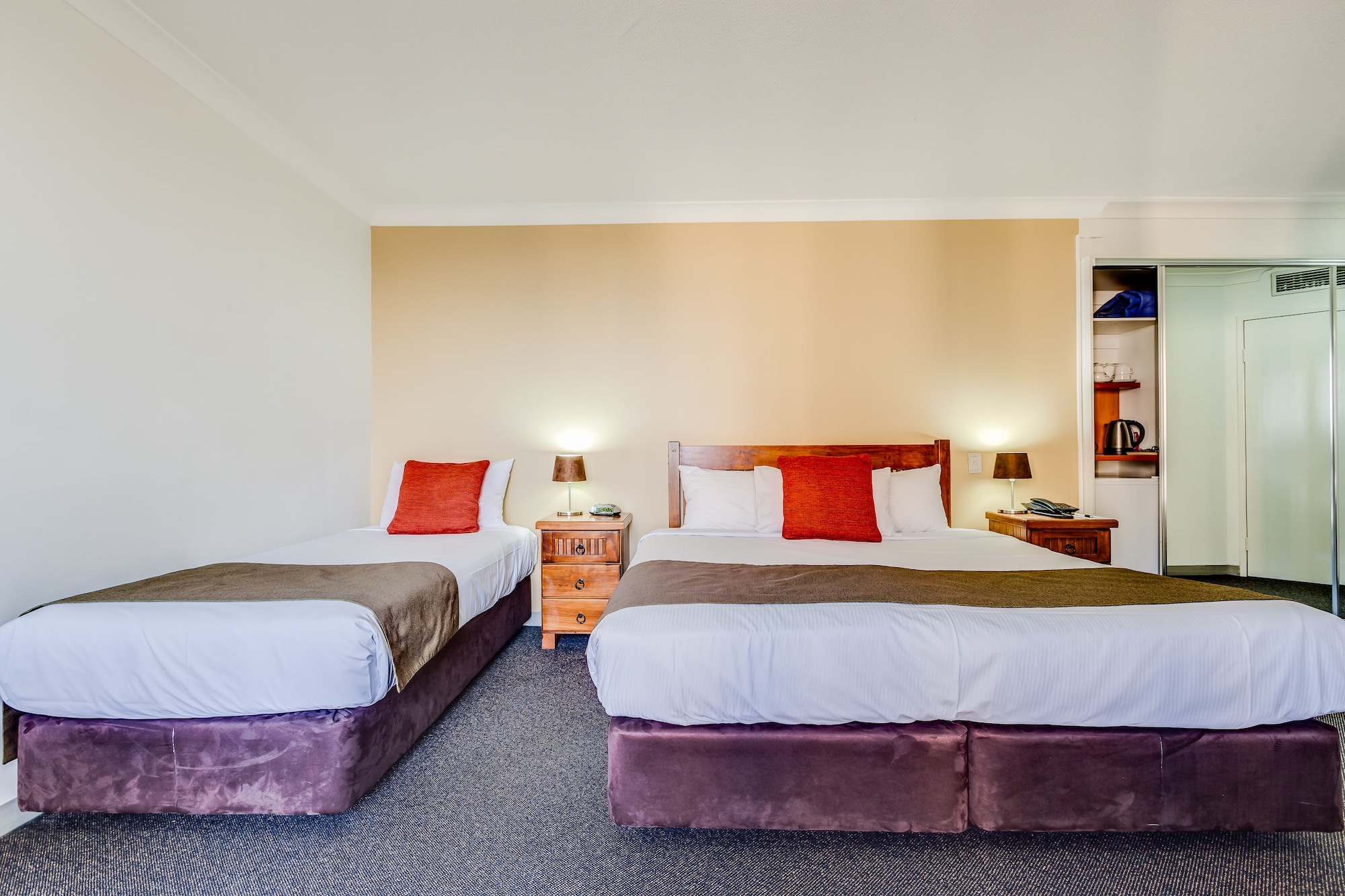 ROOM, KING BED