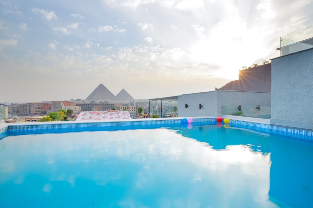 Pyramid Front Hotel 58/66