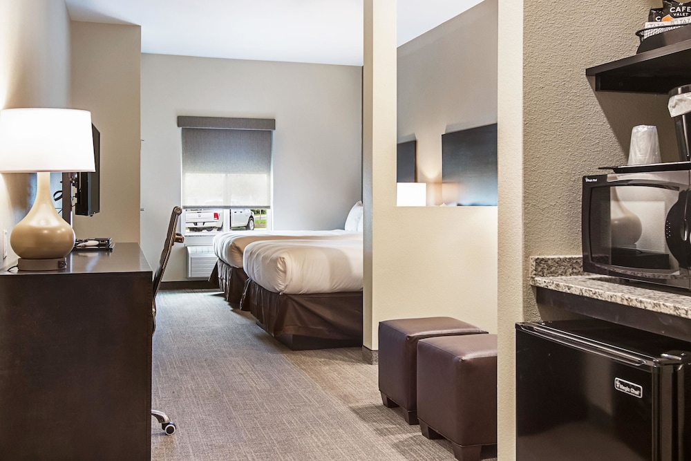 Comfort Suites Wooster near University Campus 18/54