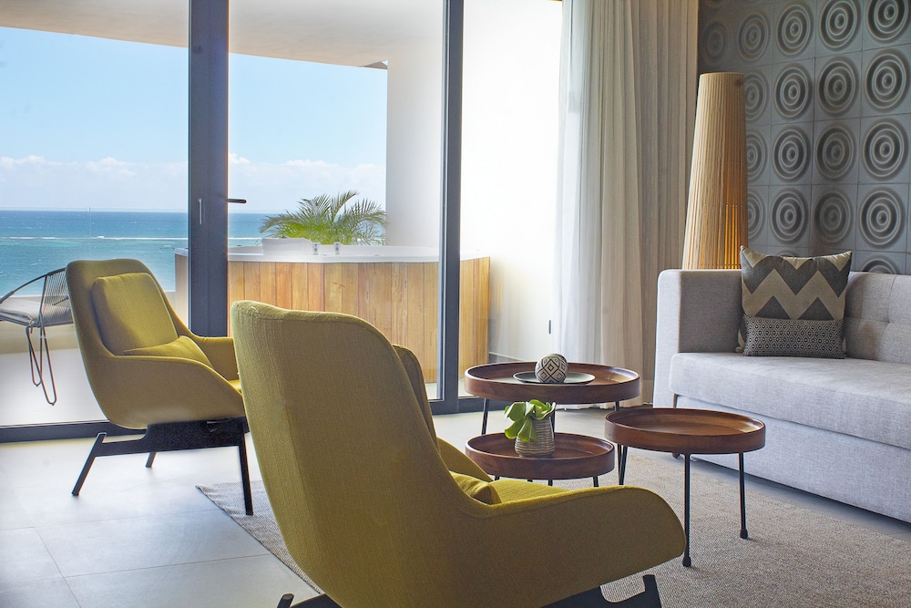 The Fives Oceanfront Puerto Morelos 56/71