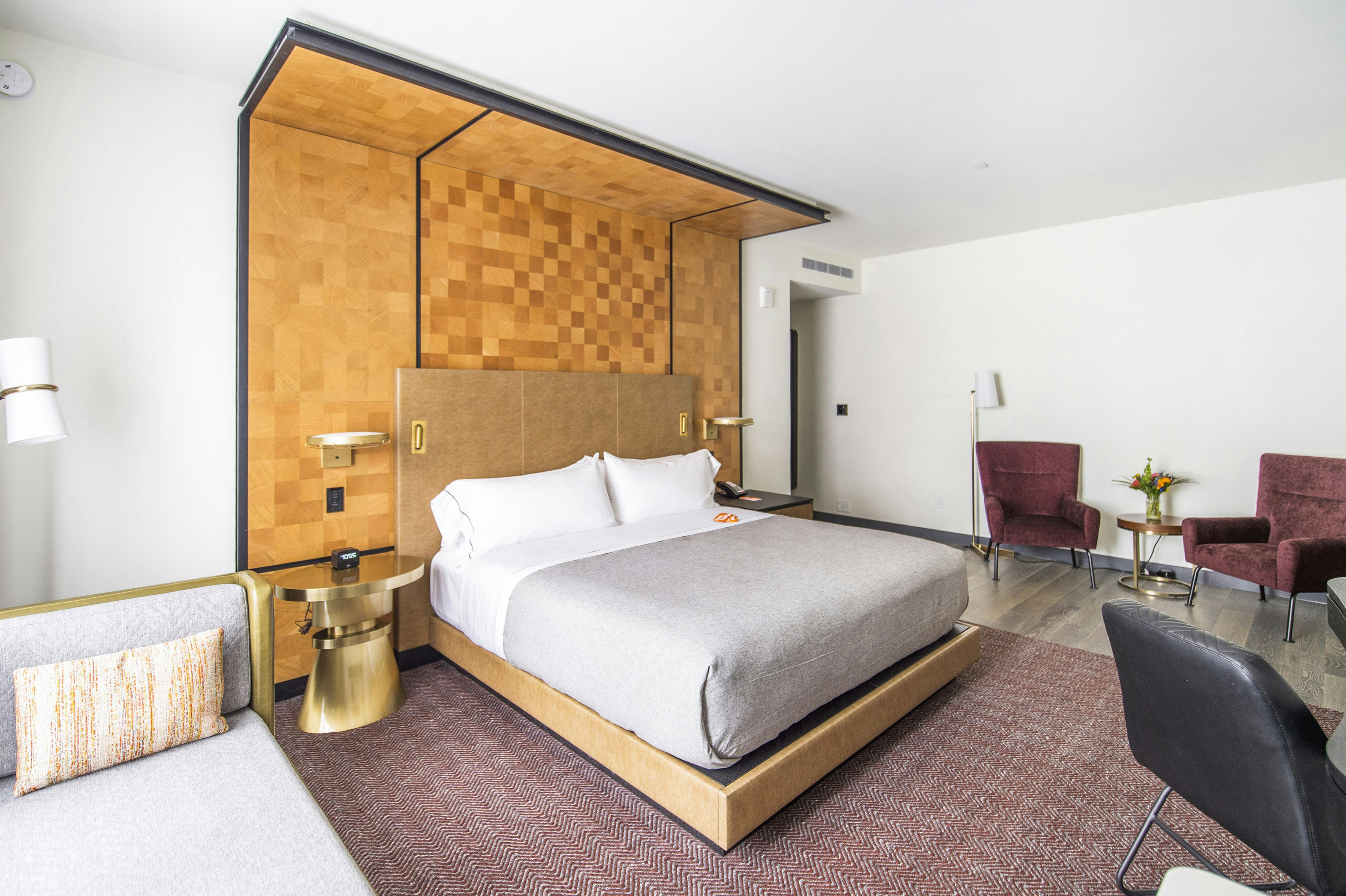 DELUXE, KING BED