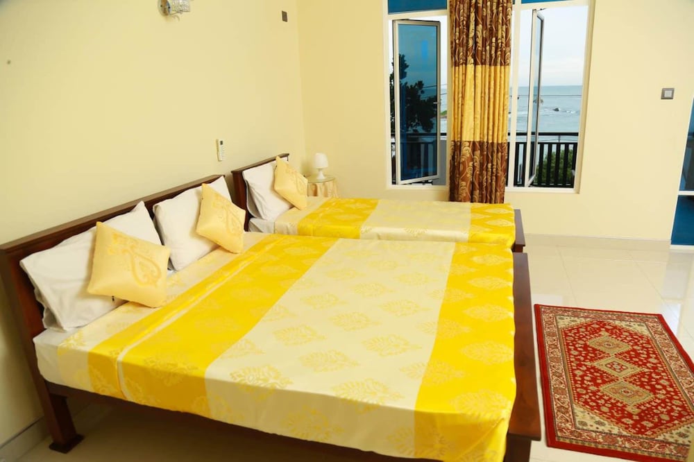 Queens Beach Hotel 13/50