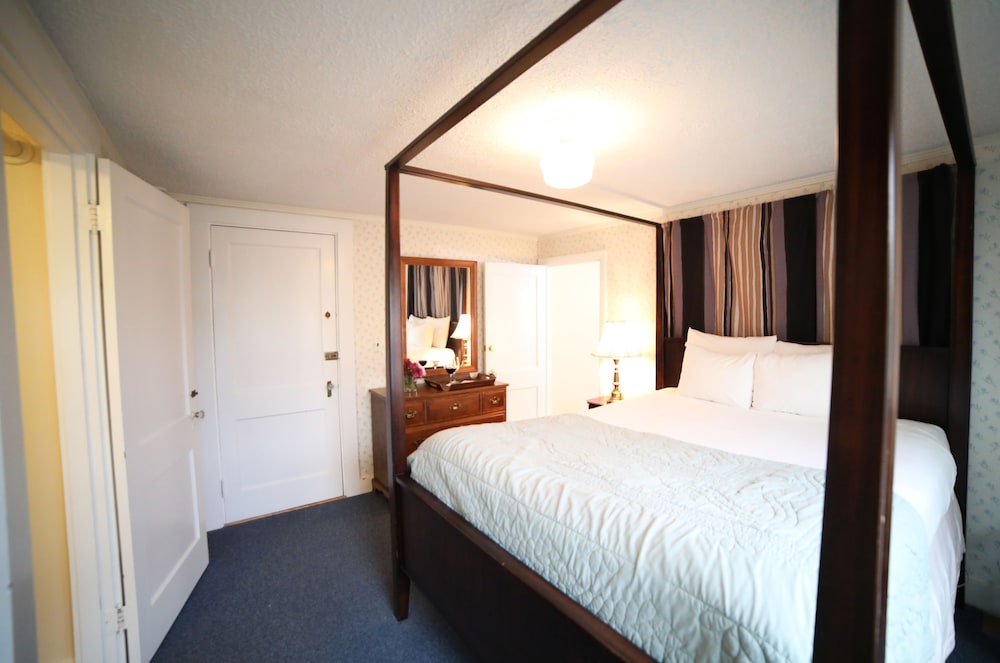 The Kennebunk Inn 6/50
