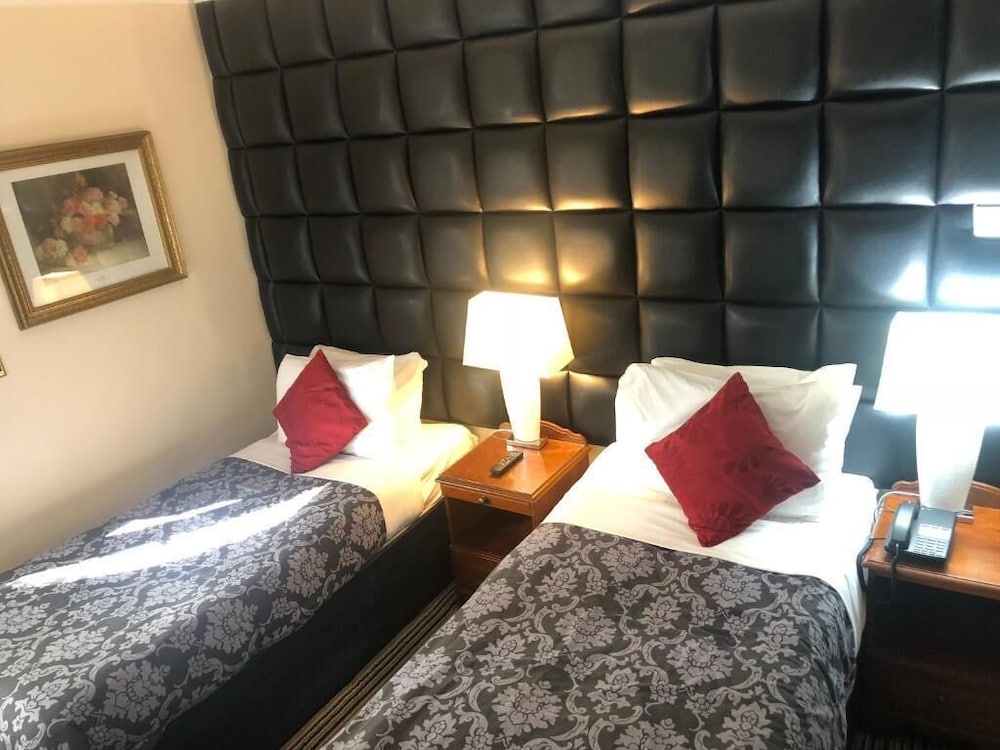 Kings Park Hotel 11/56